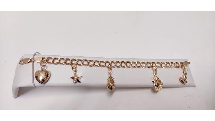 Bracciale con pendenti per le amanti del genere.