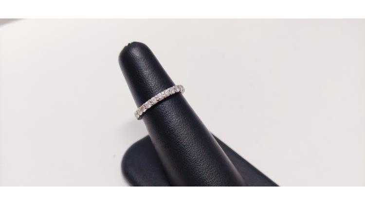 Anello Veretta con Diamanti per una Caratura totale di 0,25.