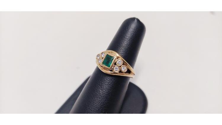 Anello con Smeraldo centrale e Diamanti laterali.