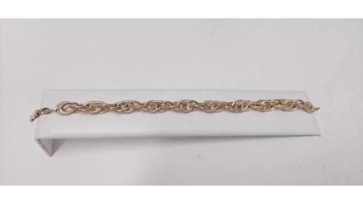 Bracciale di ottima fattura, in oro satinato.