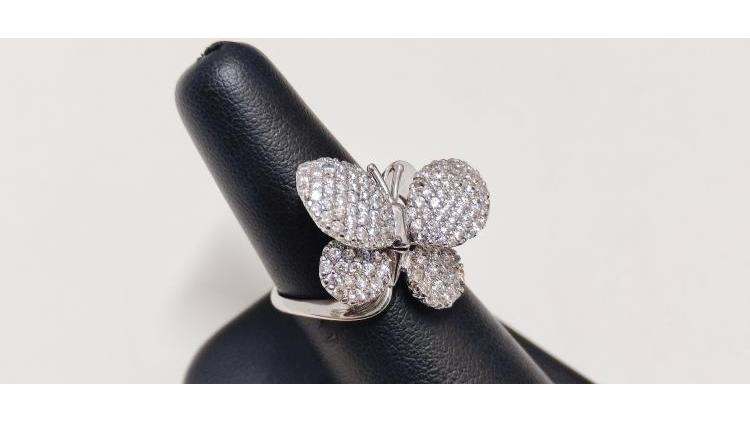 Anello a Farfalla ricoperto di brillantini.