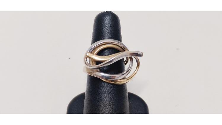 Anello lavorato a mano.