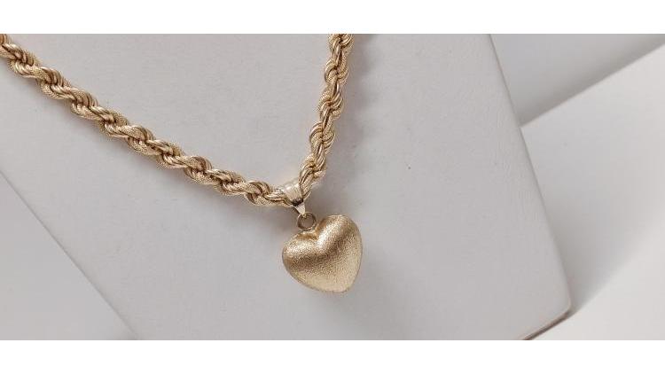 Collana torcione con ciondolo in oro satinato.