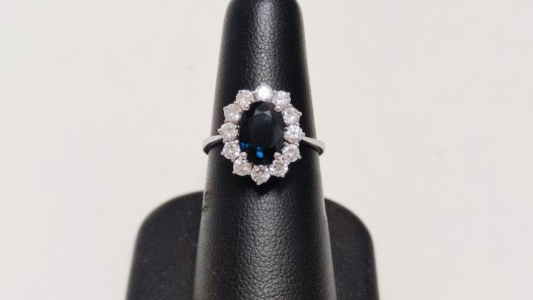 Anello con Zaffiro da più di 2 Carati e Diamanti.