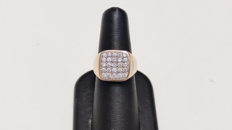 Anello a testa piatta, ricoperto di Diamanti.