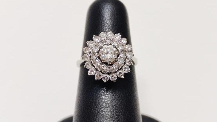 Anello con Diamanti per una Caratura totale di 0,65.