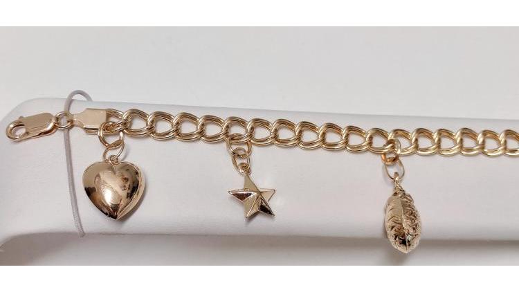 Bracciale con pendenti per le amanti del genere.