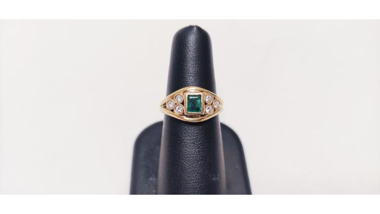 Anello con Smeraldo centrale e Diamanti laterali.