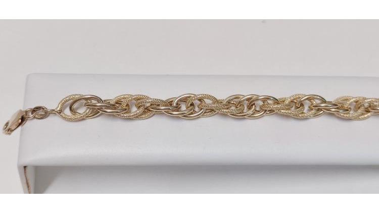 Bracciale di ottima fattura, in oro satinato.