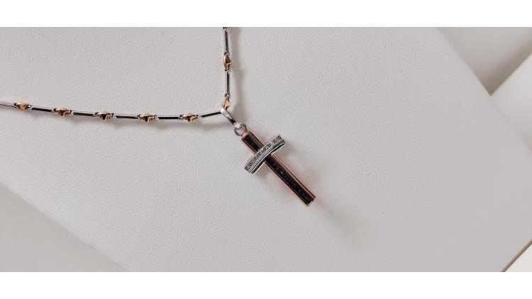 Croce con Diamanti Bianchi e Neri di Ct. 0,20 totale.