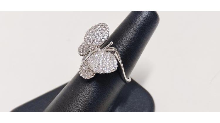 Anello a Farfalla ricoperto di brillantini.