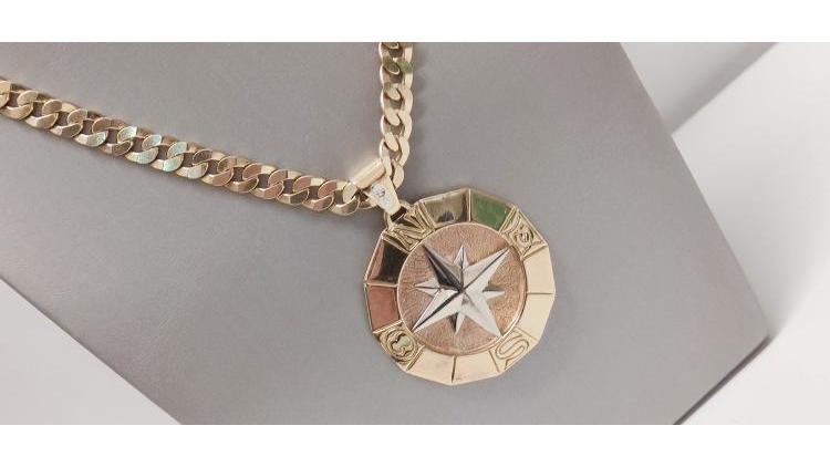 Collana con ciondolo ad un prezzo speciale.