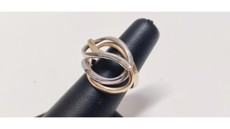 Anello lavorato a mano.