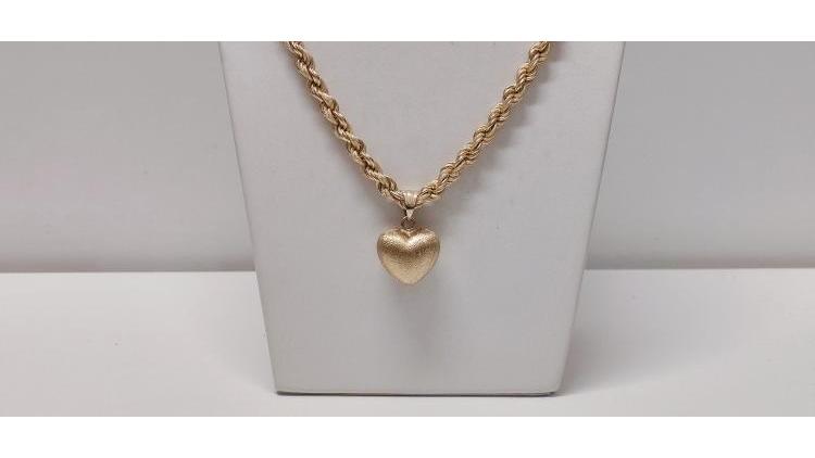 Collana torcione con ciondolo in oro satinato.