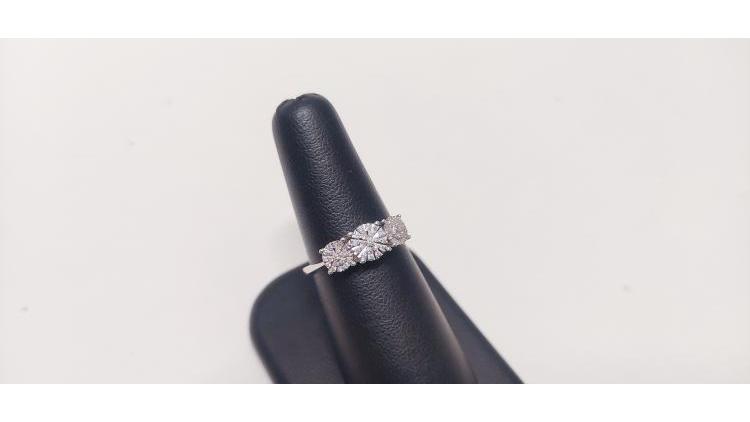 Anello Trilogy con Diamantini a margherita. 