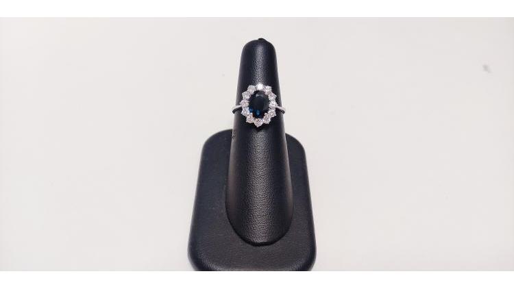Anello con Zaffiro da più di 2 Carati e Diamanti.