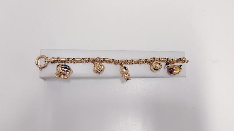 Bracciale con Ciondoli per le amanti del genere.