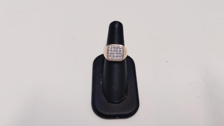 Anello a testa piatta, ricoperto di Diamanti.
