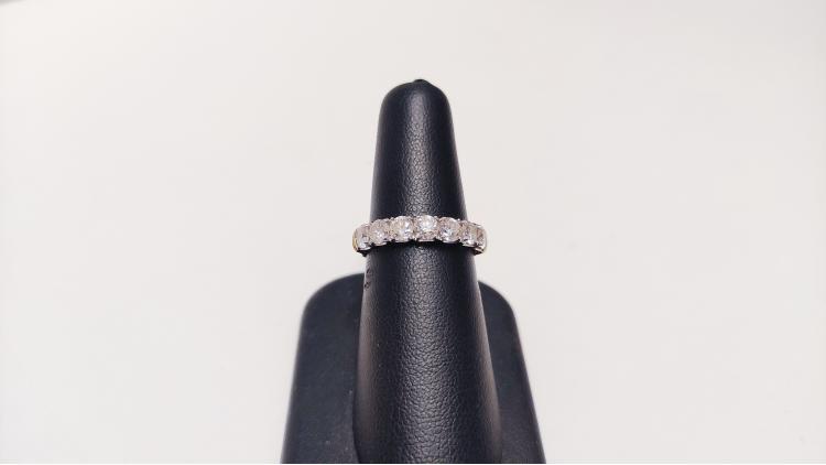 Veretta con sette Diamanti per una Caratura totale di 0,75.