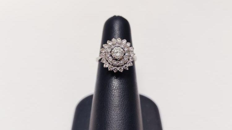 Anello con Diamanti per una Caratura totale di 0,65.