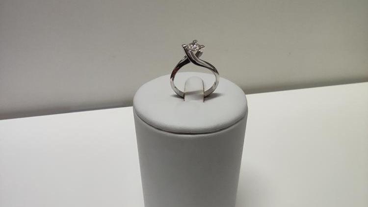 Solitario con Diamante da 0,55 Carati, colore G.