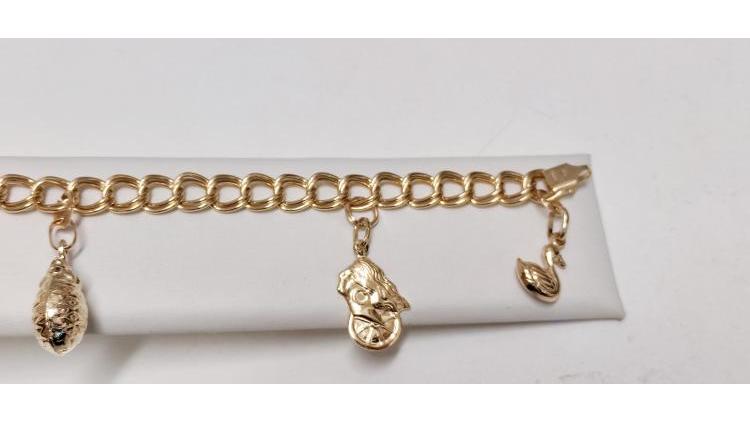 Bracciale con pendenti per le amanti del genere.