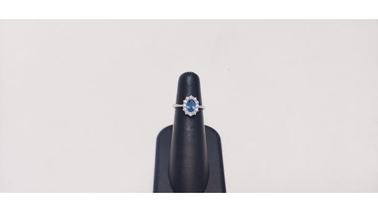 Con Zaffiro centrale da Ct. 0,70 e Diamanti per un totale di Ct. 0,24.