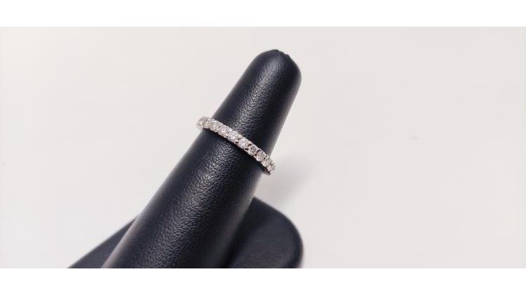 Anello Veretta con Diamanti per una Caratura totale di 0,25.