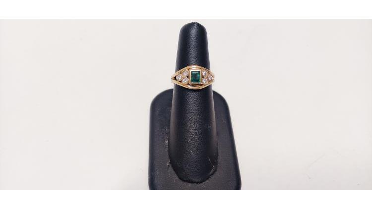 Anello con Smeraldo centrale e Diamanti laterali.