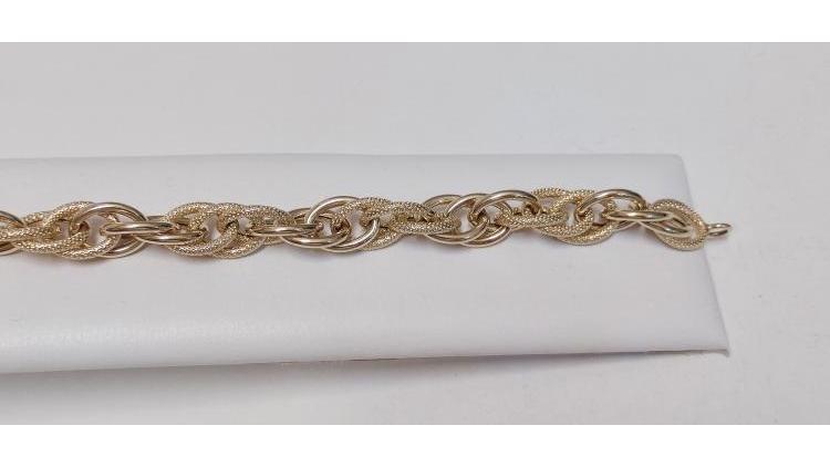 Bracciale di ottima fattura, in oro satinato.