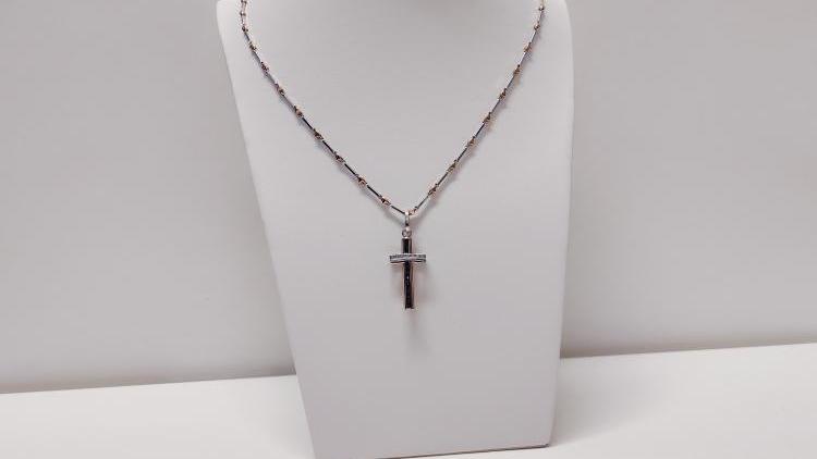 Croce con Diamanti Bianchi e Neri di Ct. 0,20 totale.