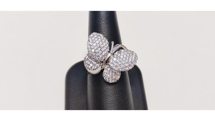 Anello a Farfalla ricoperto di brillantini.