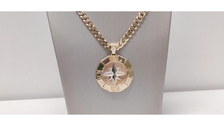 Collana con ciondolo ad un prezzo speciale.