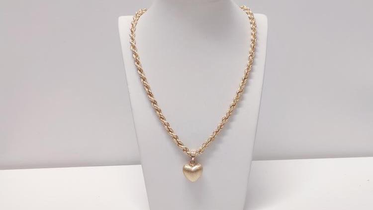 Collana torcione con ciondolo in oro satinato.