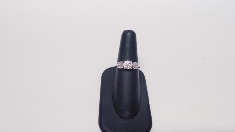 Anello Trilogy con Diamantini a margherita. 