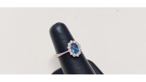 Con Zaffiro centrale da Ct. 0,70 e Diamanti per un totale di Ct. 0,24.