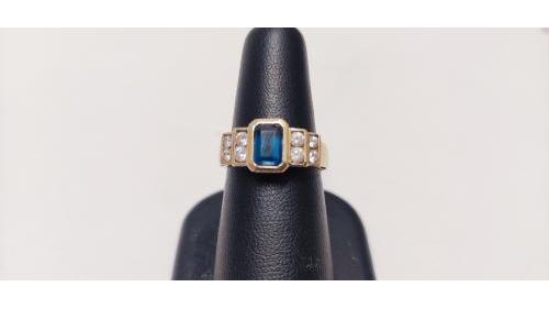 Anello con pietra blu centrale e bianche laterali.