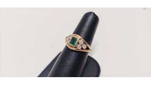 Anello con Smeraldo centrale e Diamanti laterali.