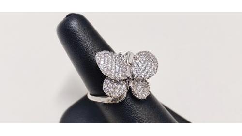 Anello a Farfalla ricoperto di brillantini.