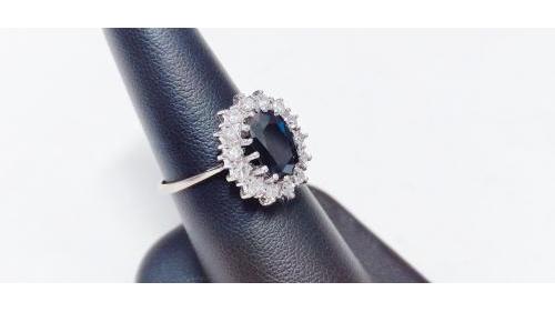 Anello con Zaffiro da più di 2 Carati e Diamanti.