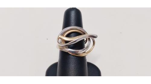 Anello lavorato a mano.