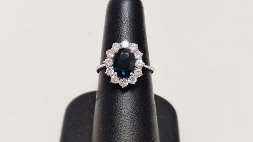 Anello con Zaffiro da più di 2 Carati e Diamanti.