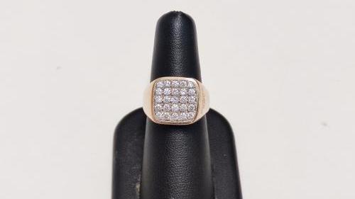 Anello a testa piatta, ricoperto di Diamanti.